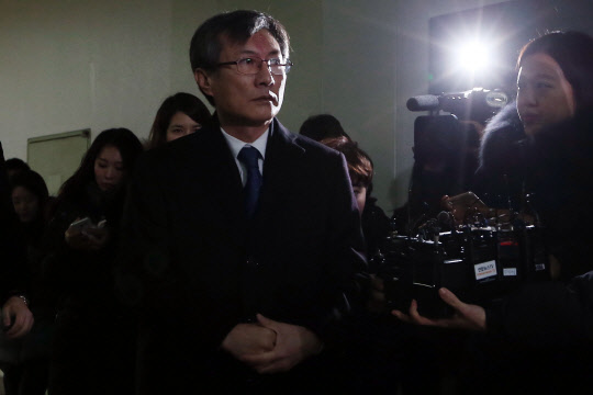 특검에 소환된 '문화계 블랙리스트 의혹' 정관주 차관      (서울=연합뉴스) 김주성 기자 = 정관주 전 문화체육관광부 제1차관이 27일 오전 '문화계 블랙리스트 의혹'과 관련해 참고인 조사를 받기 위해 서울 강남구 대치동 박영수 특별검사팀 사무실로 들어가고 있다. 2016.12.27      utzza@yna.co.kr  (끝)